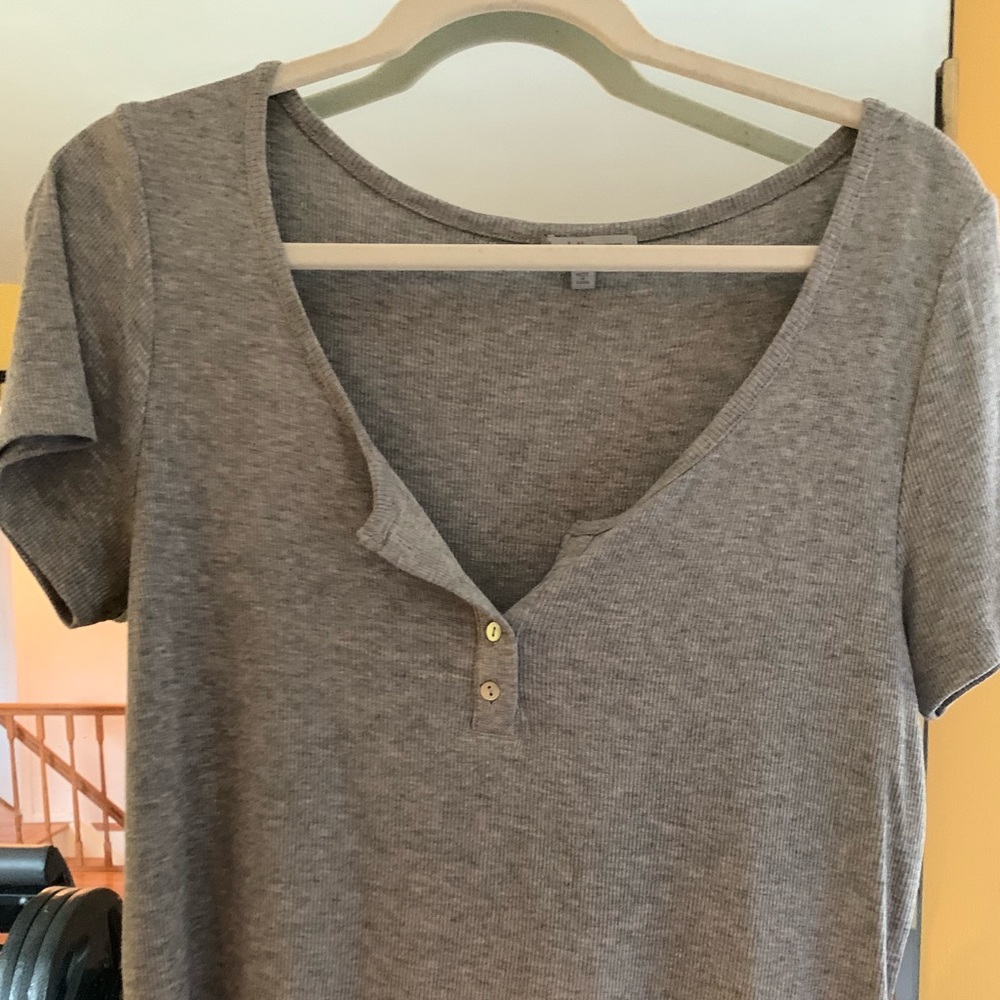 Gray t shirt